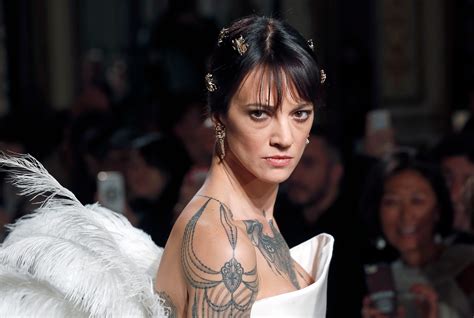 Asia Argento foto: nuda, senza veli con un corpo。